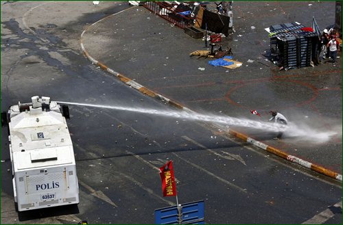 Турецкая полиция разгоняет протестующих