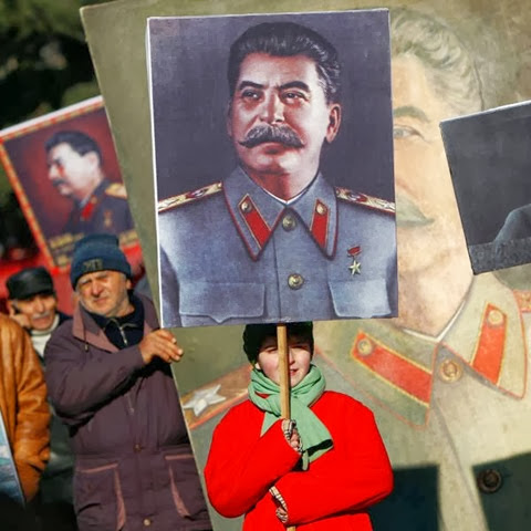People-carry-portraits-Stalin