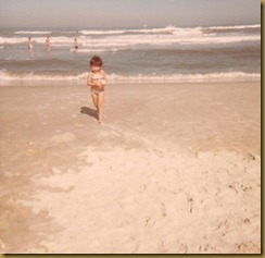 Daniela pequena na praia