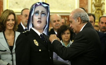 El ministro del Interior condecora a la Virgen