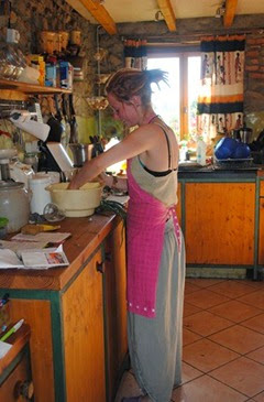 Anna helpt in de keuken