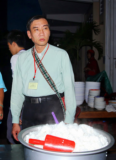 Cha Phó Xứ thay mặt ban tổ chức giám sát công việc Tiếp sức mùa thi