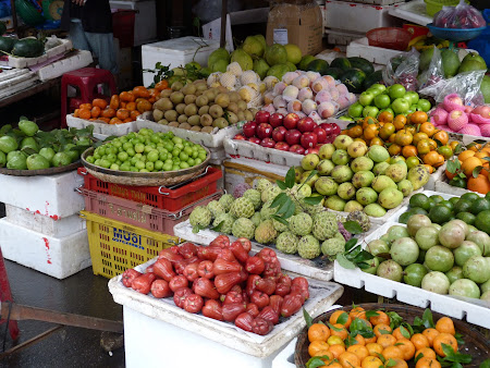 112. piata fructe Hoian Vietnam.JPG