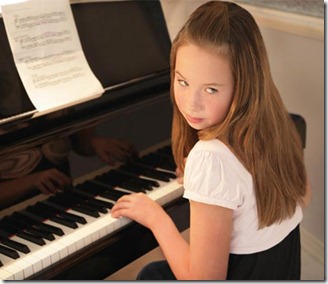 girl_practising_piano_1801124