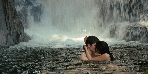 [Edward-and-Bella-kissing-under-waterfalls%255B3%255D.jpg]