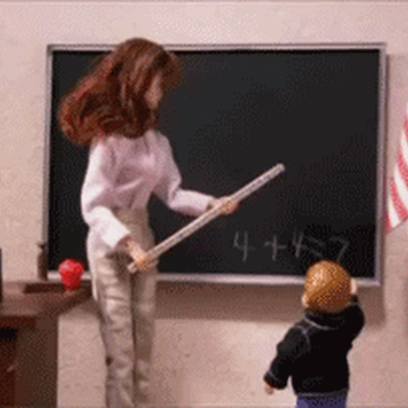 gif muñecos maestra le pega al alumno