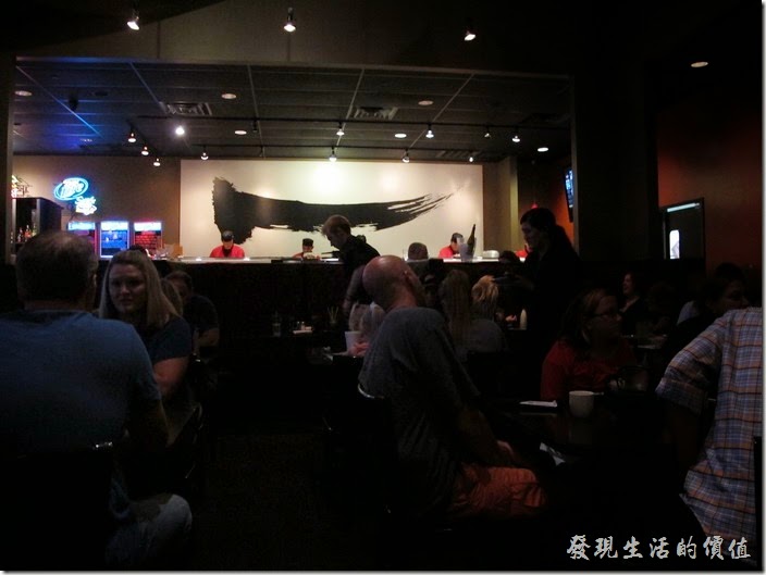 美國-路易斯威爾(Louisville) Sake Blue日本料理。【Sake Blue】的餐廳內裝潢，有一個中文的象形字。