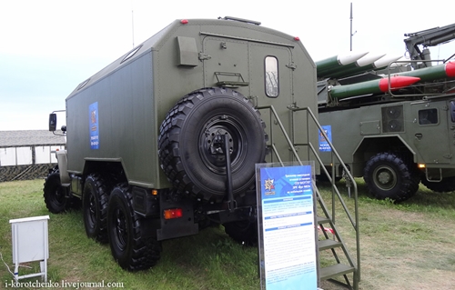 Колесный ЗРК "Бук-М2Э" и контейнерный комплекс ракетного оружия на "МАКС-2013"