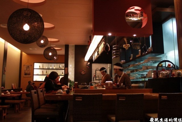 台南-花川日本料理。餐應一樓是吧台，還有一些較正式的餐桌。