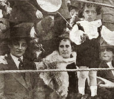 1917-03-19 (p. 26 La Lidia) Ballesteros con su familia