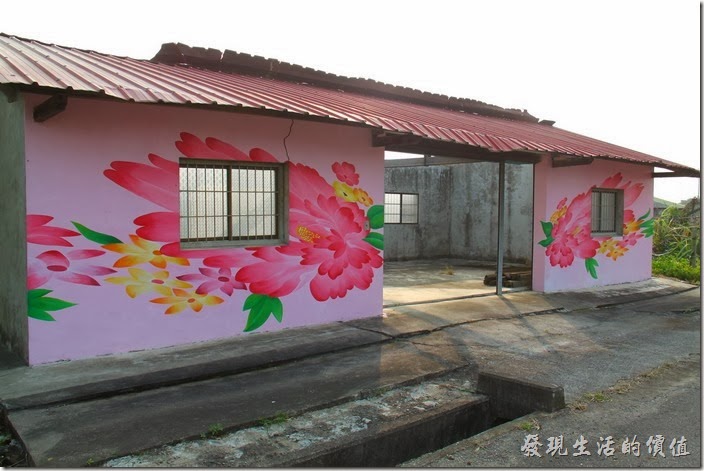 竹仔腳這裡的許多牆面上都彩繪著大富大貴的牡丹花。