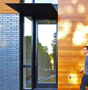 Casa Nexus / Johnsen Schmaling Arquitectos casa-moderna-con-fachada-de-ladrillo-y-madera