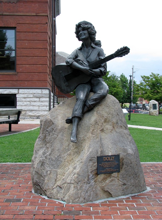 [9984%2520Tennessee%2520-%2520Sevier%2520County%2520Courthouse%252C%2520Sevierville%2520-%2520Dolly%2520Parton%2520Statue%255B3%255D.jpg]
