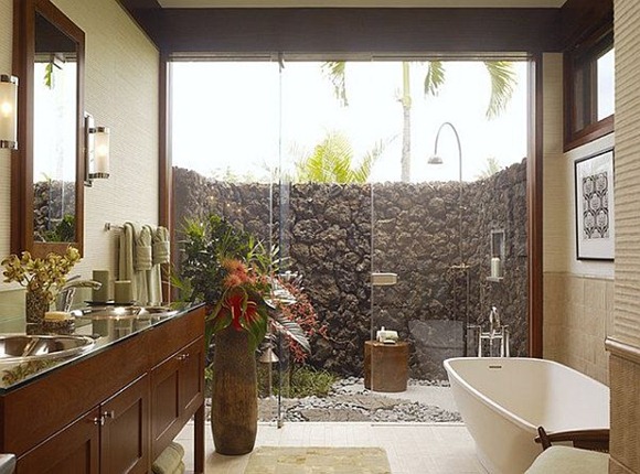 Bonito cuarto de baño de color con influencias tropicales