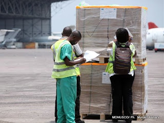 Des agents controlent les kits électoraux à l'aéroport de N'djili (Kinshasa), le 16/09/2011. MONUSCO/ Ph.  Myriam Asmani