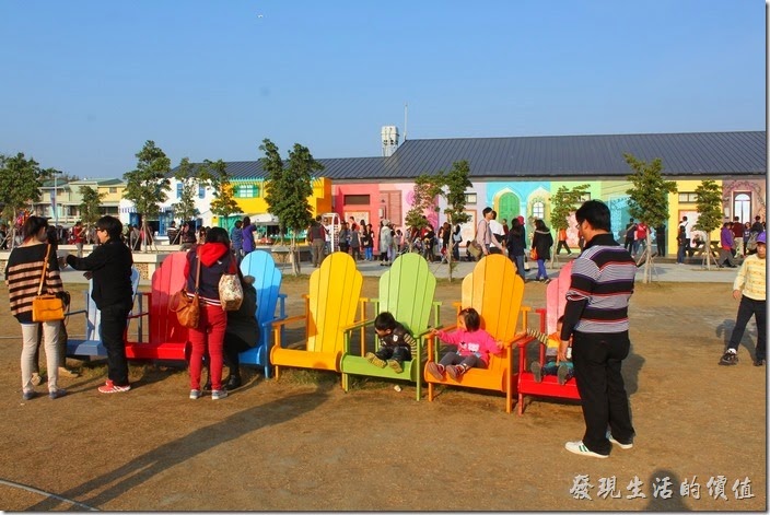 台南-北門遊客中心 水晶教堂。婚紗美地園區的藝術景觀之一，紅橙黃綠藍靛紫七種彩虹顏色的座椅。