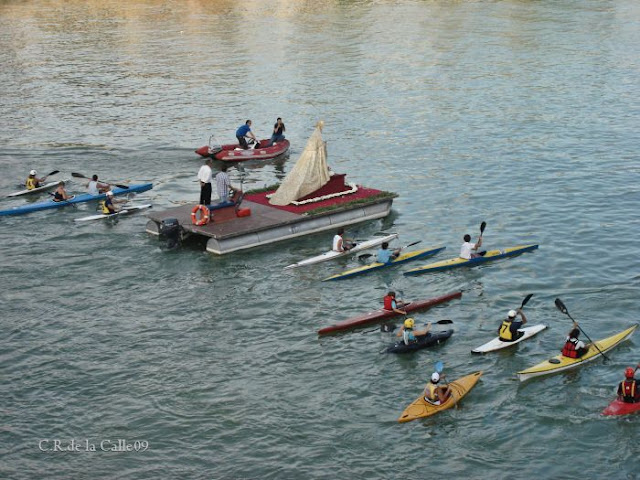 V. del Carmen de la capillita del Puente de Triana procesiona por el rio Guadalquivir. 19-07-09