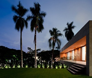 casa moderna y sostenible con la naturaleza