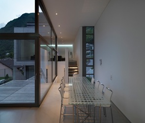 casa con amplias ventanas de cristal