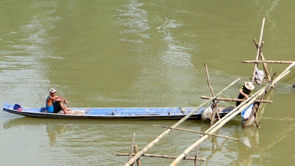 Ponte de bambu sendo construída em Luang Prabang