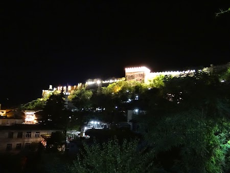 33. Castelul Gjirokaster noaptea.JPG