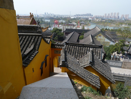 Obiective turistice Zhenjiang: urcand spre pagoda Jinshan