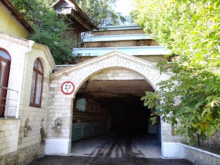 Drumul vinului Basarabia:  Intrarea in orasul subteran Milestii Mici