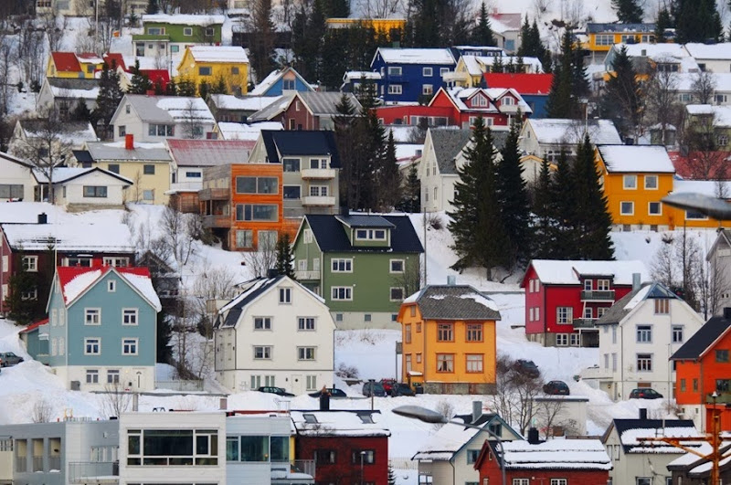 the-norwegian-colorful-houses-on-hillsides-in-tromso-Norway-1600x1062