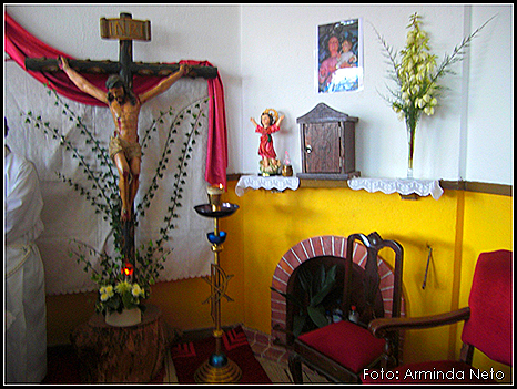 Rendas, bordados, flores postas a muitas mãos para darem um toque final a este lugar de oração. Assim se resgata o antigo dando novo sentido e valor a este lugar que estava semi-abandono.