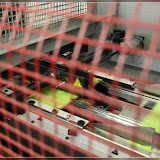 hier werden die Deckelgelenke in die Umschläge gedpresst