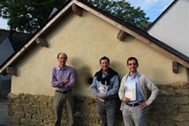 Au pied de la Sellerie, Jean Bourgeon, Serge Libot et Jacky Chevalier : bénévoles de l'association Treillières au Fil du Temps