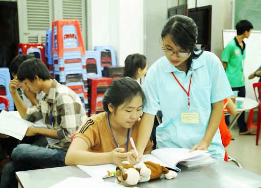 Tình nguyện viên Tiếp sức mùa thi giúp ôn bài cho thí sinh