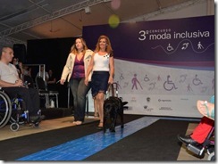 Modelos com deficiência: Modelo vencedora desfila com seu cão-guia