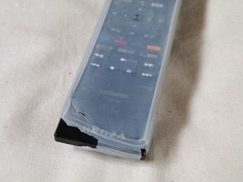 角が破れたシリコンリモコンカバー
