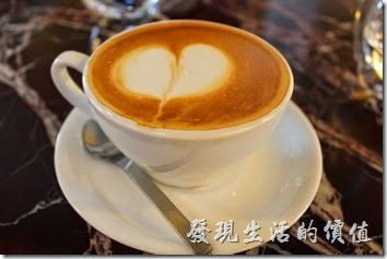 台南-Noi-coffe河內咖啡。早午餐的餐後飲料，熱的拿鐵咖啡。咖啡很濃，但是有焦油的味道，可能是咖啡烘培的有點過頭吧！