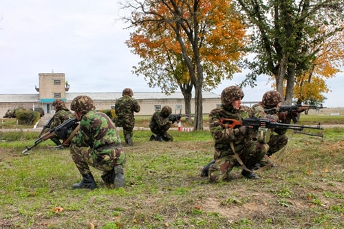 Военнослужащие украинской армии во время учений Военнослужащие украинской армии во время учений