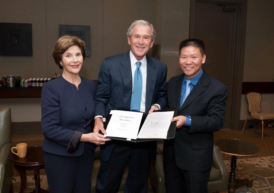 [Bob%2520Fu%2520with%2520President%2520Bush%2520and%2520Laura%2520in%2520Dallas%252011-01-2011%255B2%255D.jpg]