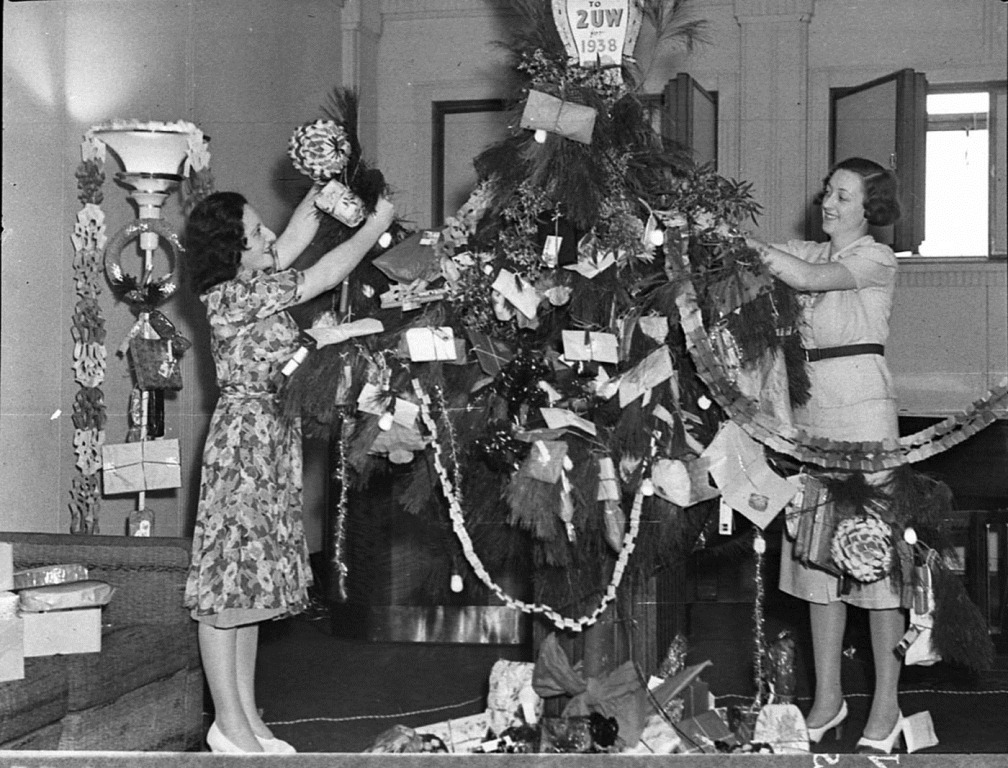 [2uw-radio-station-vintage-christmas-.jpg]