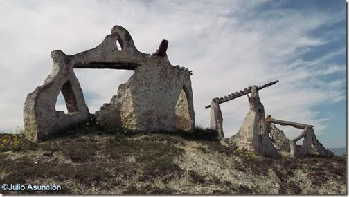 Monumento a la Batalla de Noáin - Ruinas de fortalezas