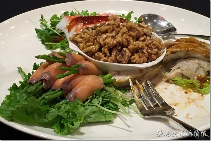 台北-維多麗亞酒店。鴻圖大展四式盤，煙燻鮭魚包蘆筍、白斬雞、核桃、章魚片。