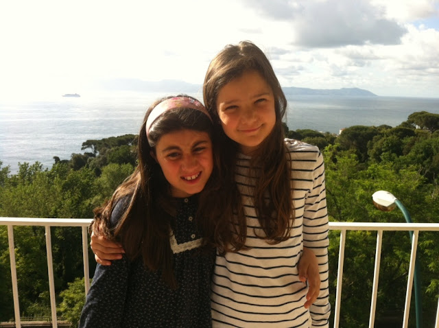 4 Gaia e Camilla  a Napoli.JPG