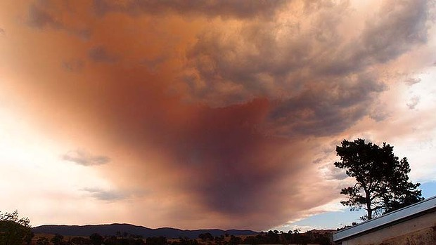 The bushfire in the Mount Hotham region is one of five 'live' blazes in Australia's Victoria state, 5 February 2013. Photo: Robert Plumtree / Sydney Morning Herald