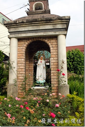 萬金教堂的圍牆內有耶穌的塑像以及聖母的塑像。