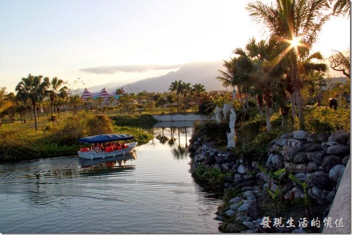 花蓮-理想大地渡假村。這裡是大島旁的運河水道，右邊的河岸可以看見三尊希臘神祇，分別為支配天使、勝利天使(Nike)與光榮天使，遊艇上解說員正在導覽河岸的風光與渡假村內的景色。