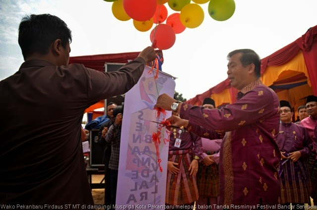 [Walikota%2520Pekanbaru%2520Firdaus%2520ST%2520MT%2520di%2520dampingi%2520Muspida%2520Kota%2520Pekanbaru%2520melepas%2520balon%2520Tanda%2520Resminya%2520Festival%2520Bandar%2520Senapelan%2520di%2520Tepian%2520Sungai%2520siak%255B17%255D.jpg]