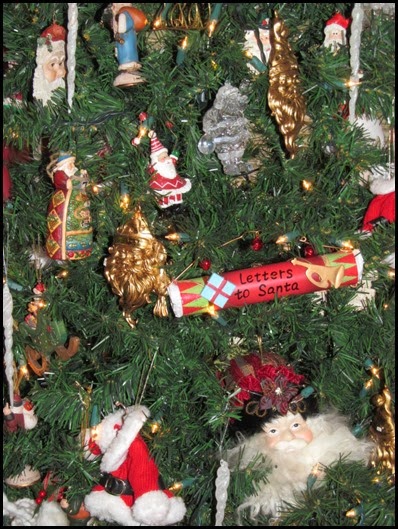 tree_closeup_santa