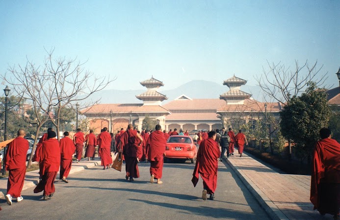 Imagini Nepal: calugari spre Hyatt Kathmandu