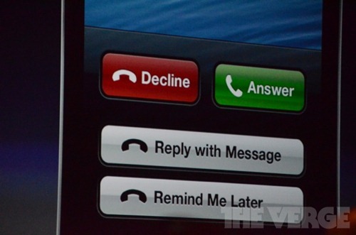 現在當有電話進來的時候，除了接通與掛斷的選項外，還新增有「透過簡訊回覆」以及「提醒稍後再撥」兩個新按鈕
