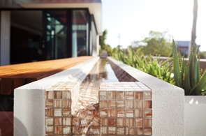 Casa south perth de matthews mcdonald detalle-constructivo-canaletas-de-agua