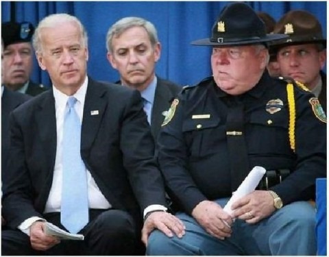 [joe-biden-touch-cops-knee-e1287971282247%255B4%255D.jpg]